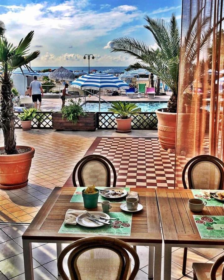 Hotel La Brezza Frontemare Jesolo Extérieur photo