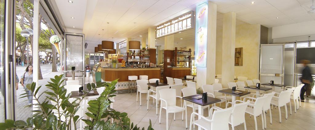 Hotel La Brezza Frontemare Jesolo Extérieur photo