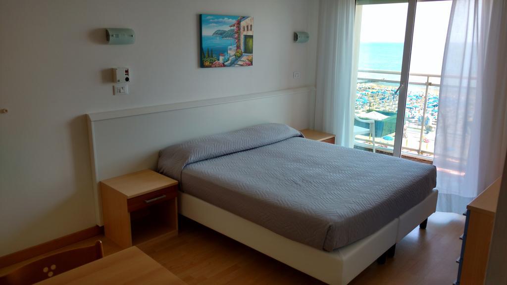 Hotel La Brezza Frontemare Jesolo Extérieur photo