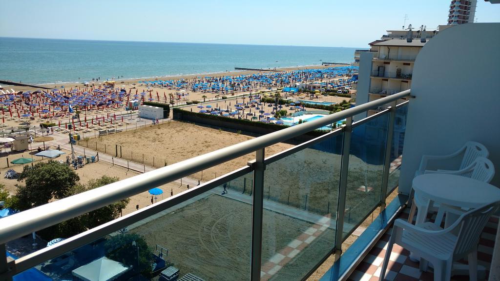 Hotel La Brezza Frontemare Jesolo Extérieur photo