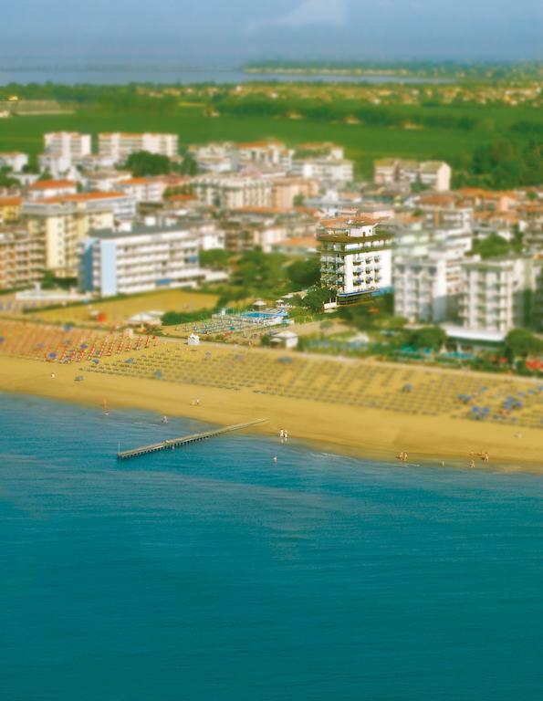 Hotel La Brezza Frontemare Jesolo Extérieur photo