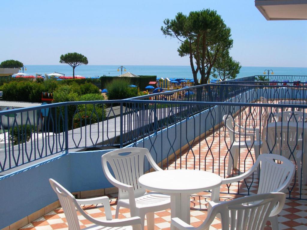 Hotel La Brezza Frontemare Jesolo Extérieur photo