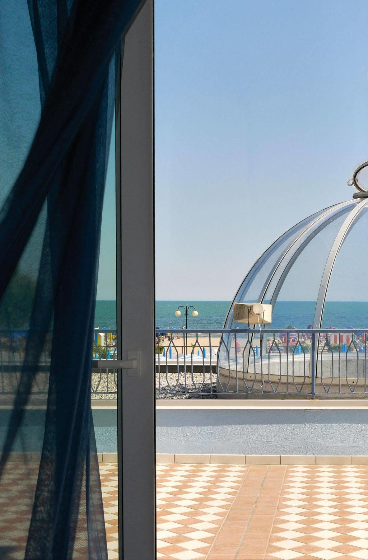 Hotel La Brezza Frontemare Jesolo Extérieur photo