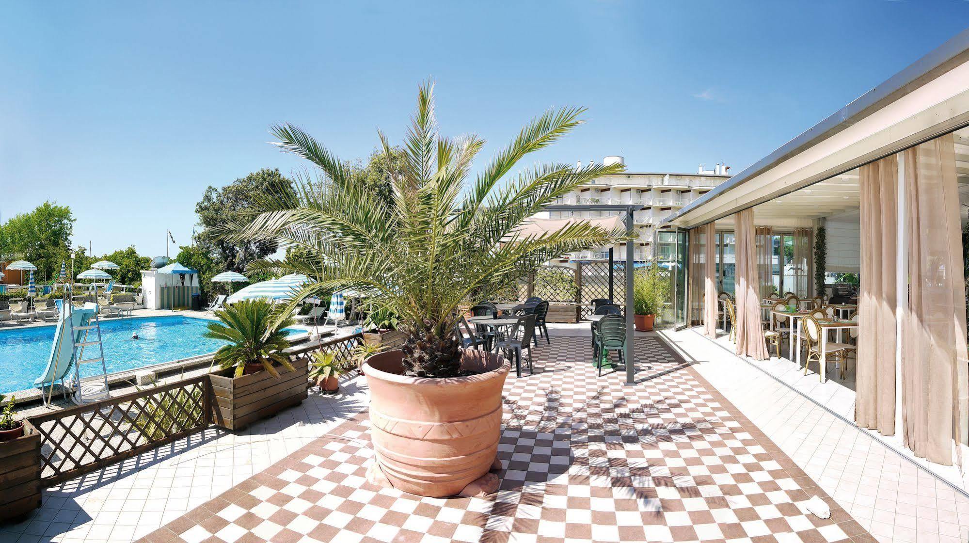 Hotel La Brezza Frontemare Jesolo Extérieur photo