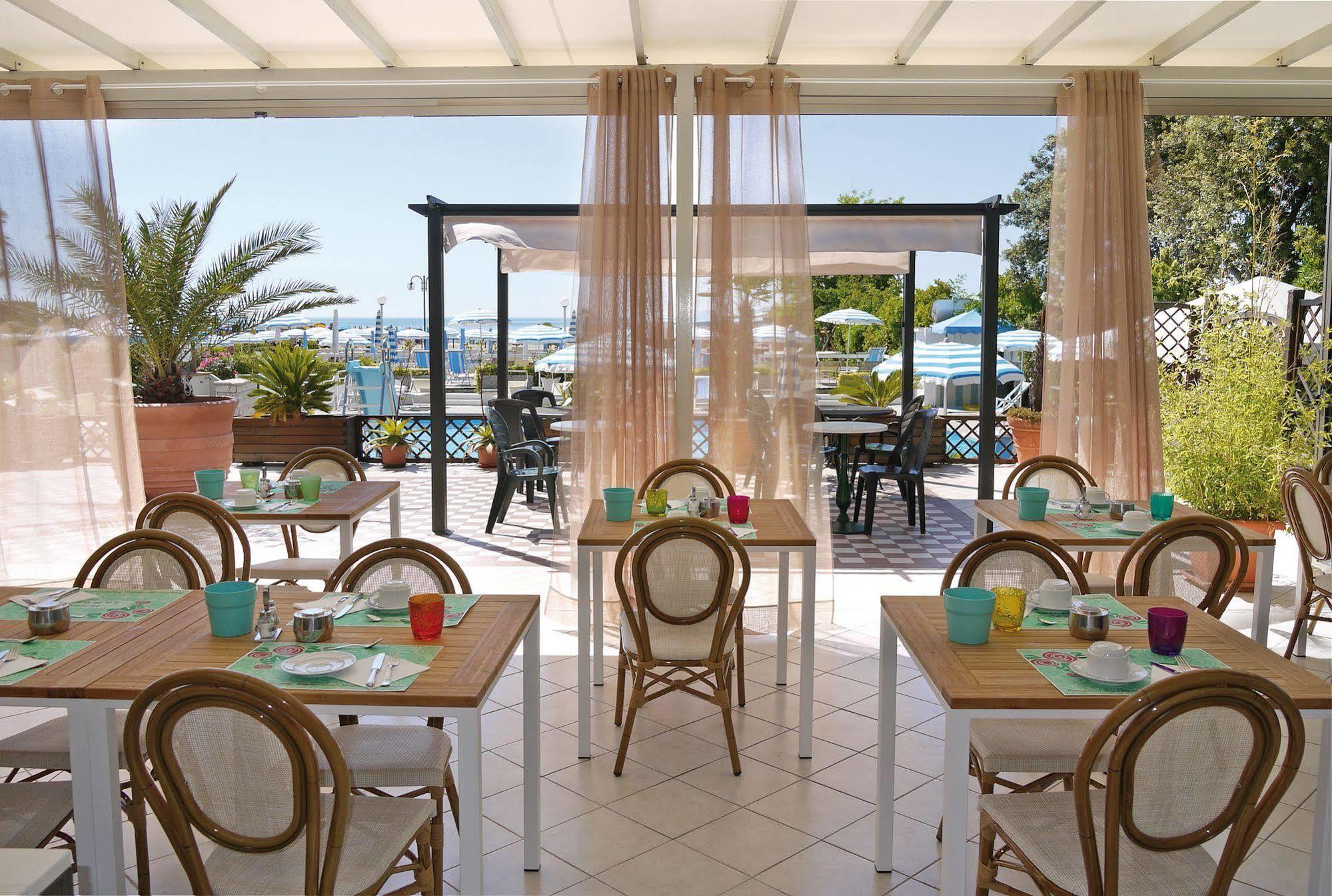 Hotel La Brezza Frontemare Jesolo Extérieur photo