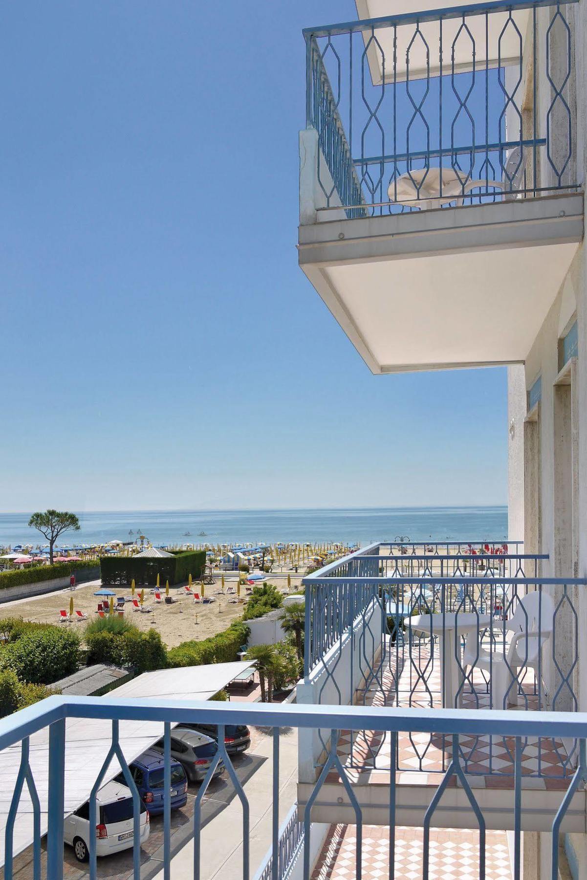 Hotel La Brezza Frontemare Jesolo Extérieur photo