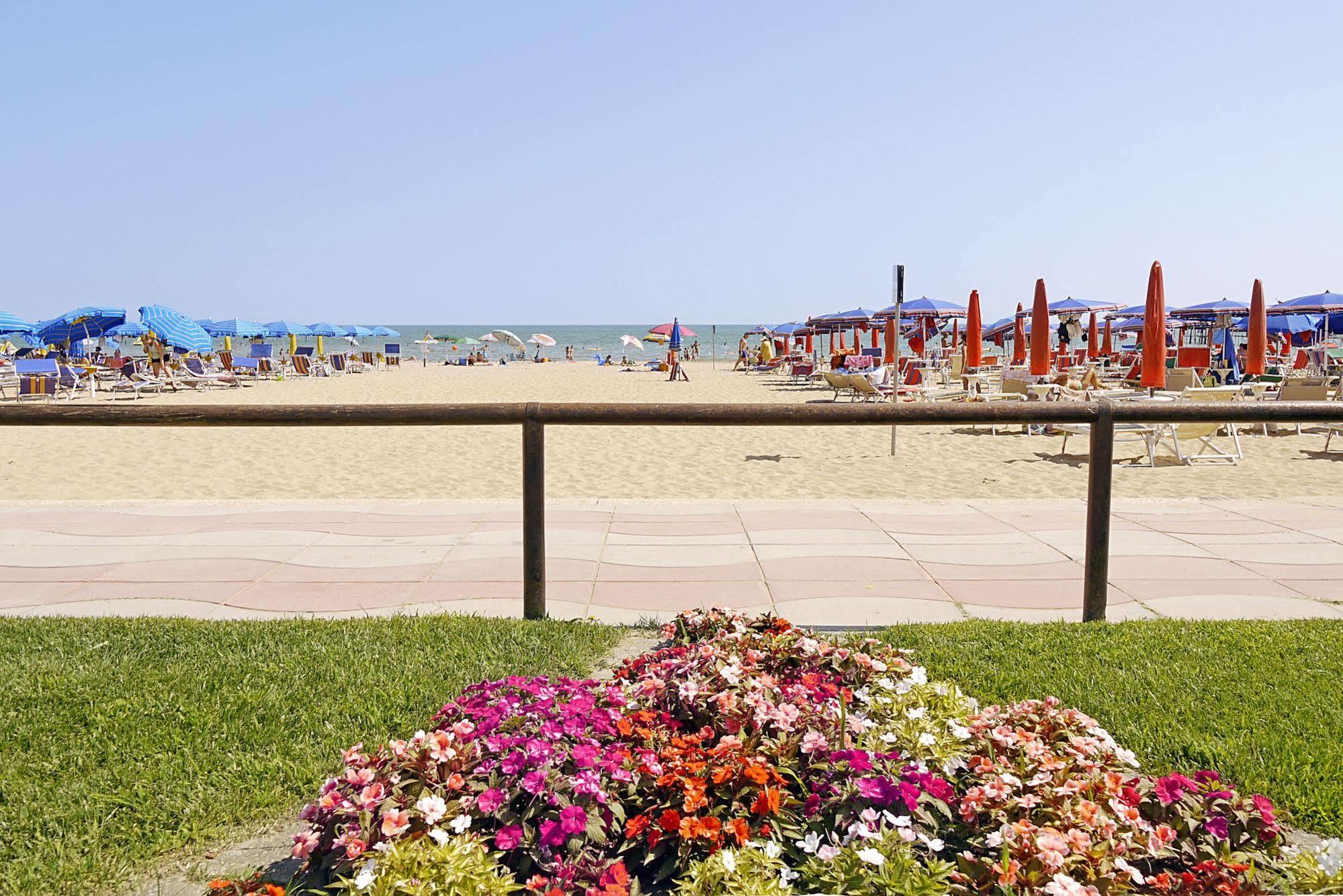 Hotel La Brezza Frontemare Jesolo Extérieur photo