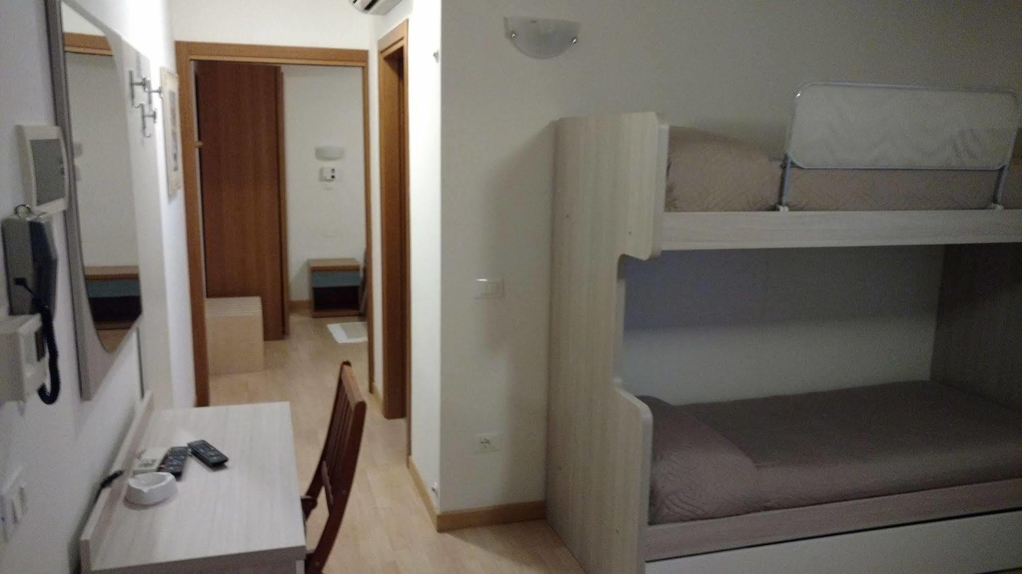 Hotel La Brezza Frontemare Jesolo Extérieur photo