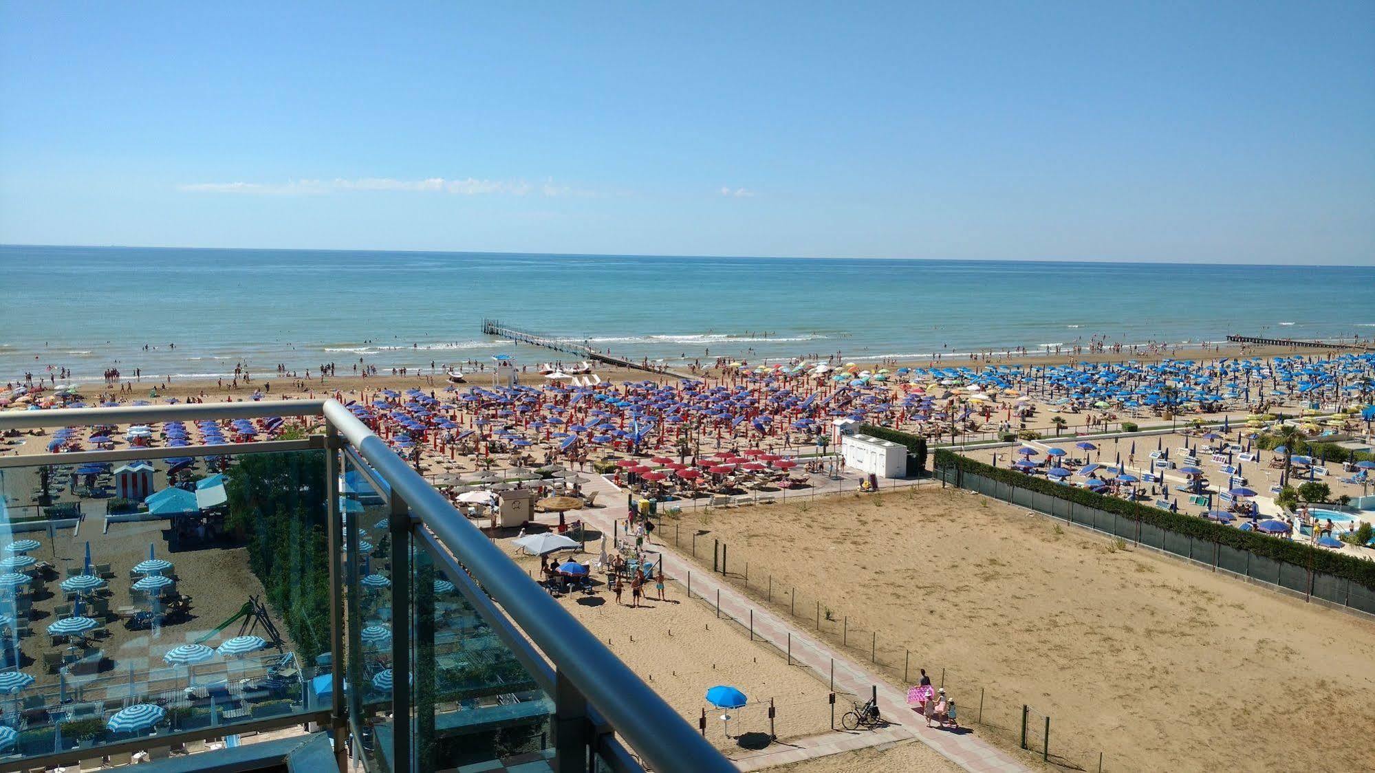 Hotel La Brezza Frontemare Jesolo Extérieur photo