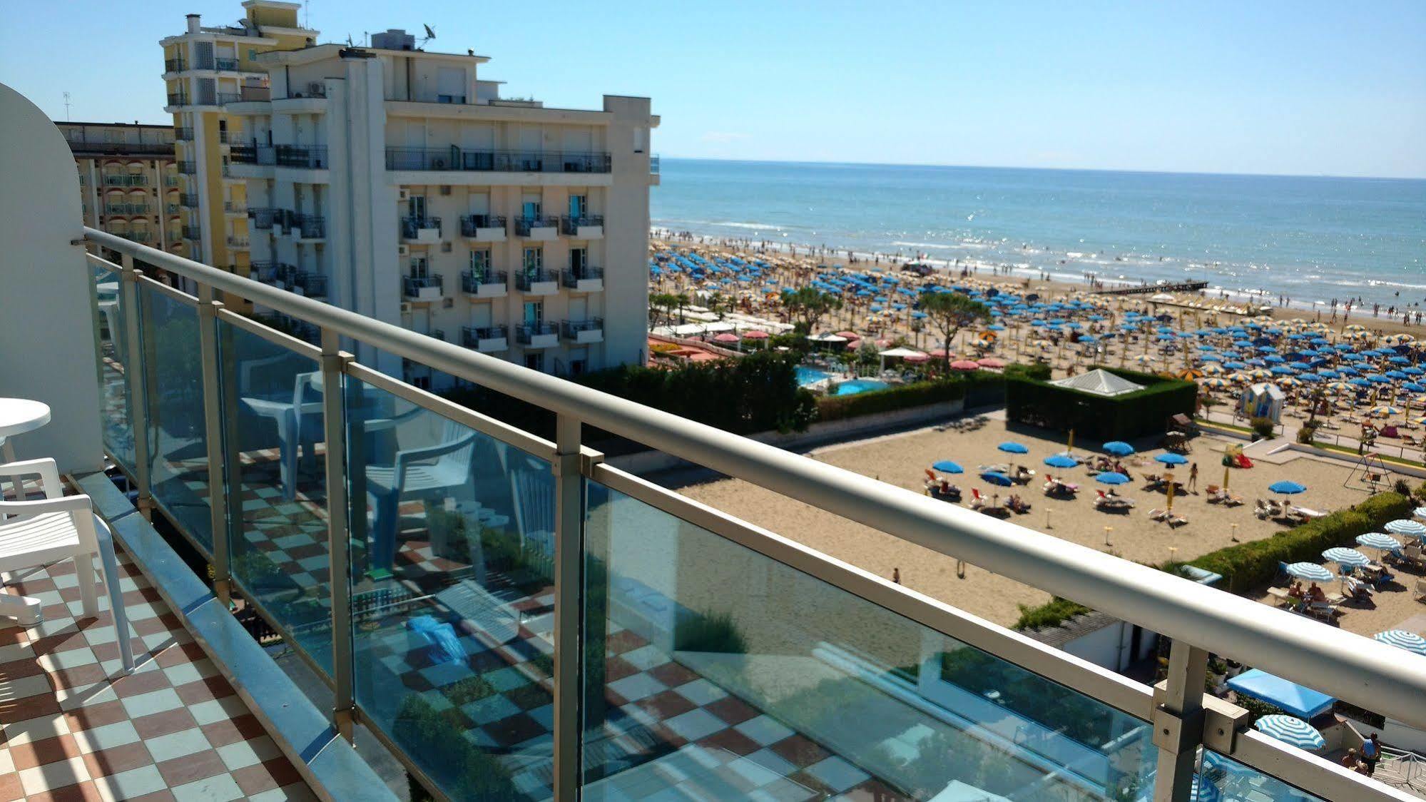 Hotel La Brezza Frontemare Jesolo Extérieur photo