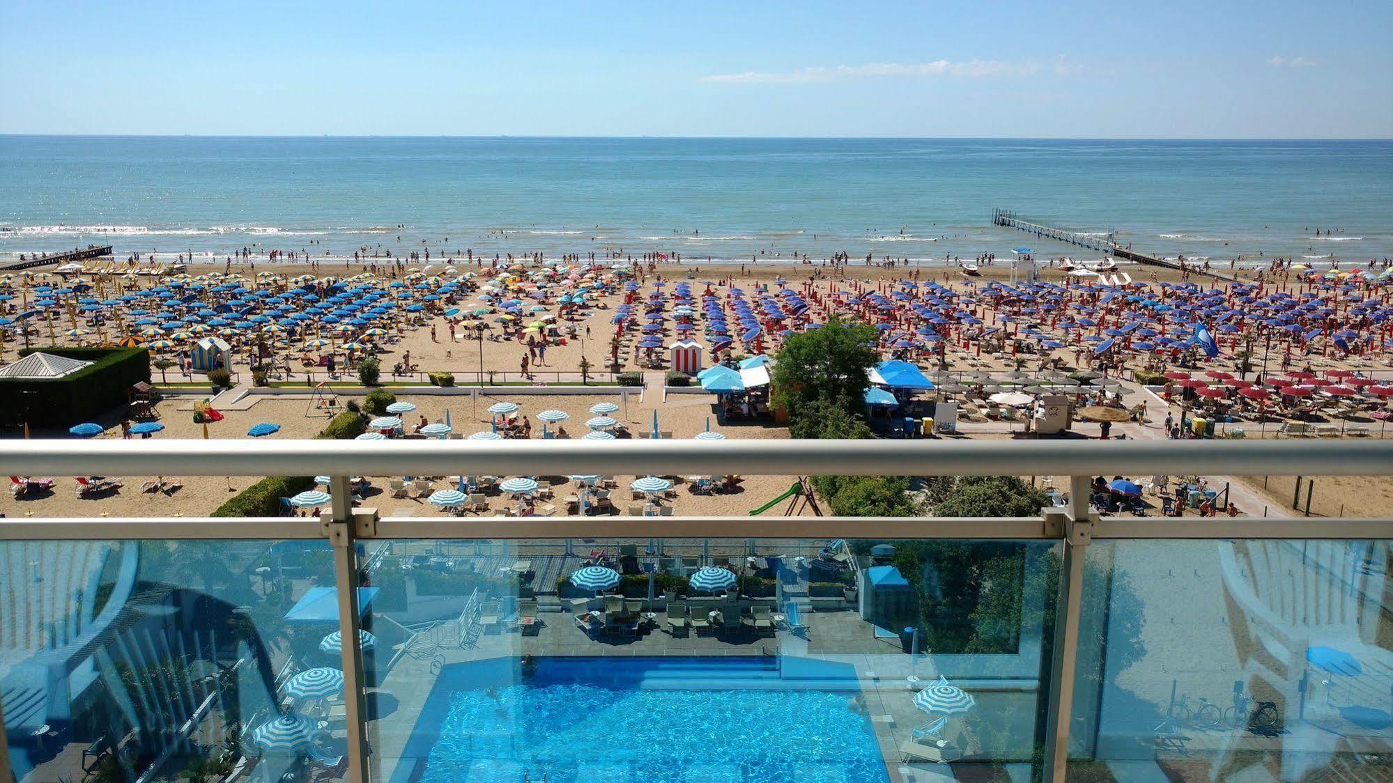 Hotel La Brezza Frontemare Jesolo Extérieur photo